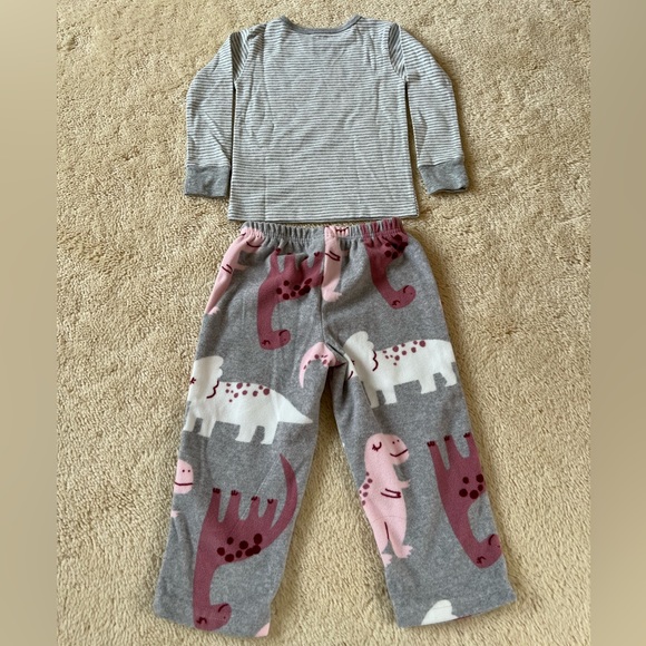 CARTER’s Pajama Set 2T - Picture 2 of 3
